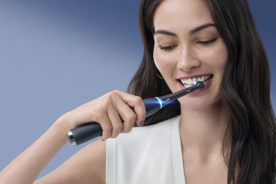 kobieta myje zęby szczoteczką Oral-B iO