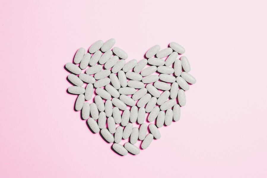 Serce ułożone z tabletek.