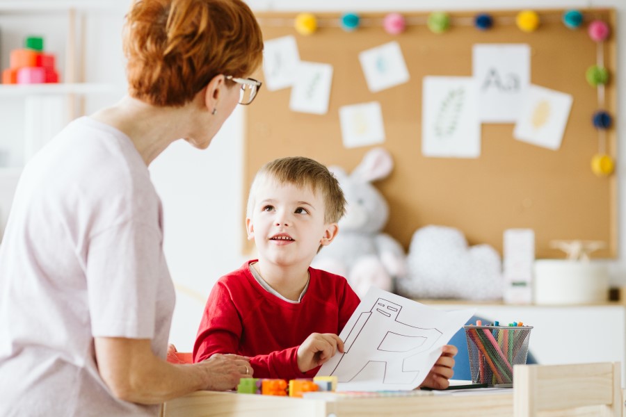 Terapeutka podczas zajęć z dzieckiem znajdującym się w spektrum autyzmu.