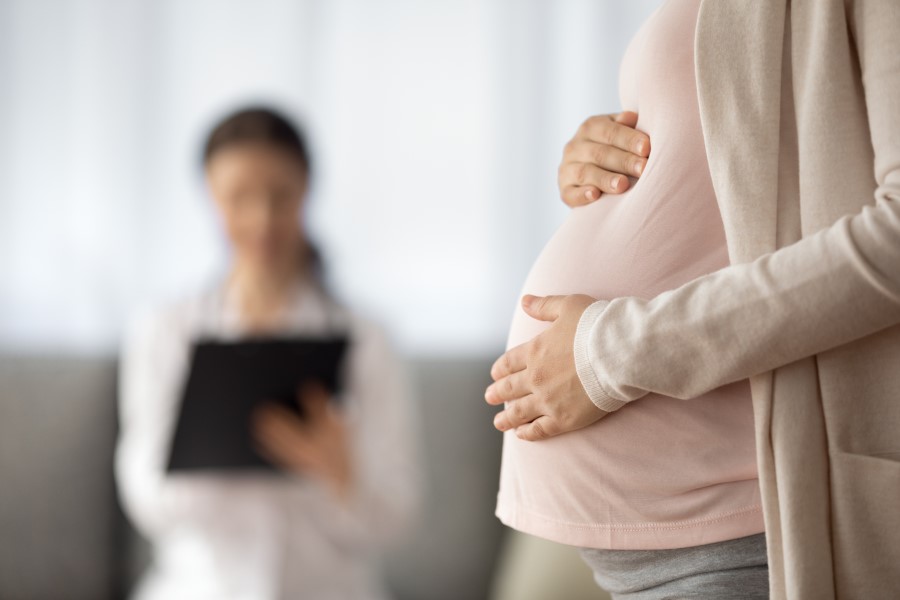 Kobieta w ciąży podczas wizyty lekarskiej.