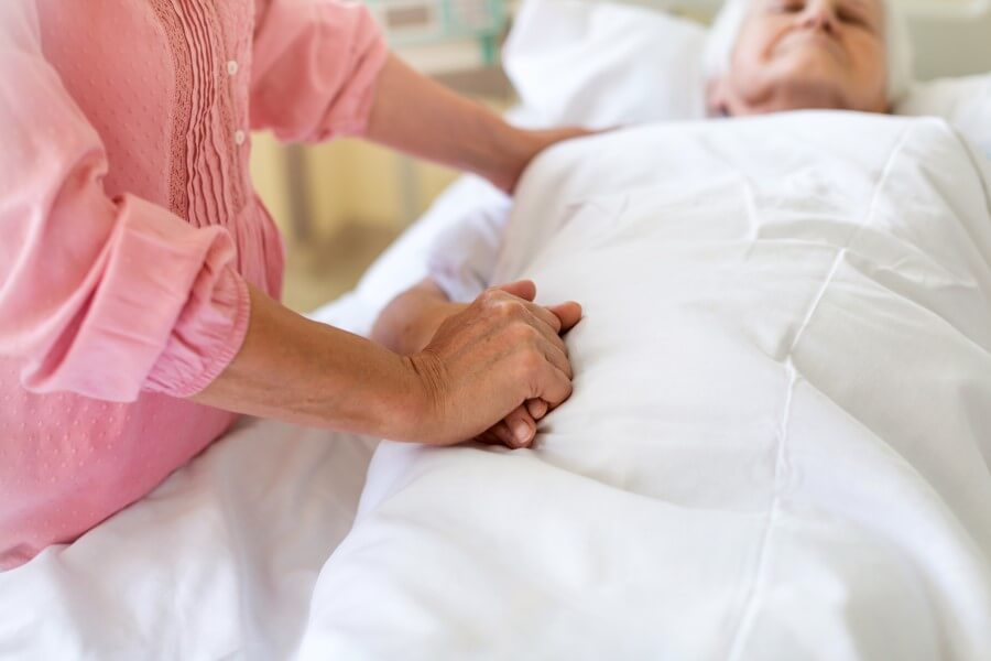Starsza pacjentka pod opieką bliskiej osoby.