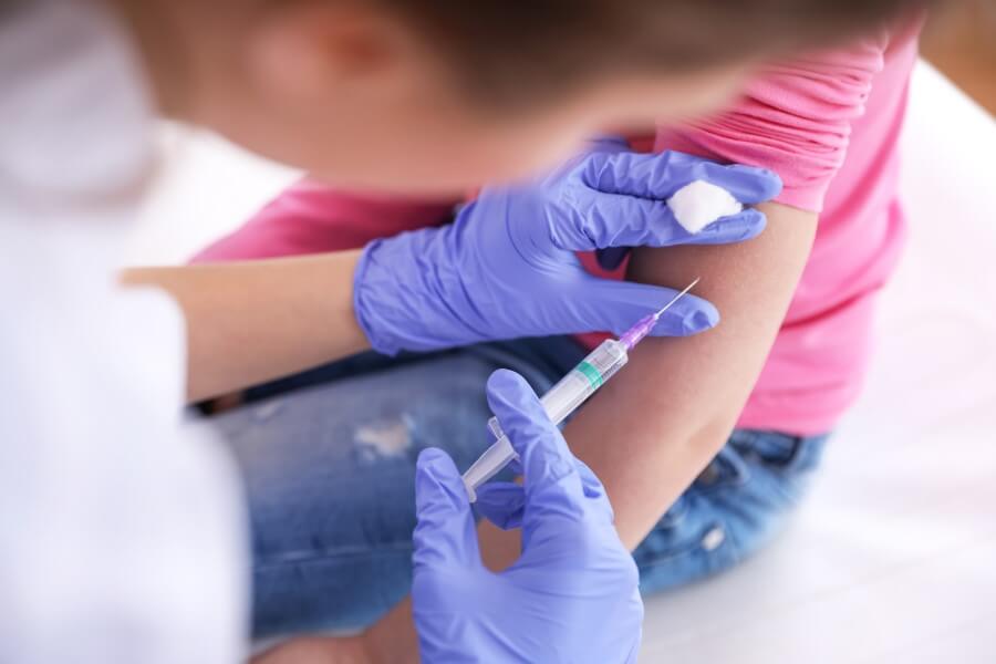 Lekarka szczepi dziecko przeciwko polio.