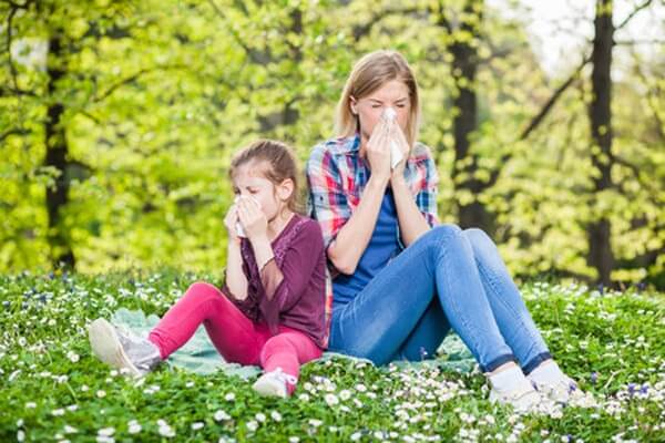 dwie kobiety na łące z alergią