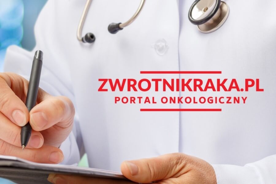 Lekarz uzupełniający dokumentację medyczną. Na zdjęciu adres zwrotnikraka.pl