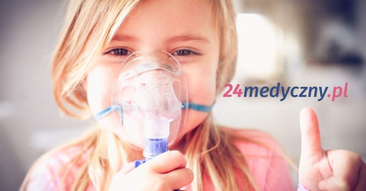 Dziewczynka używająca nebulizatora. Na zdjęciu logotyp 24medyczny.pl.