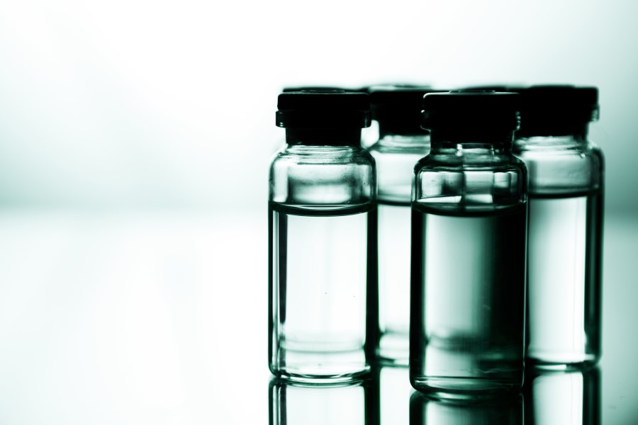 Szklane fiolki zawierające lek w formie płynnej.