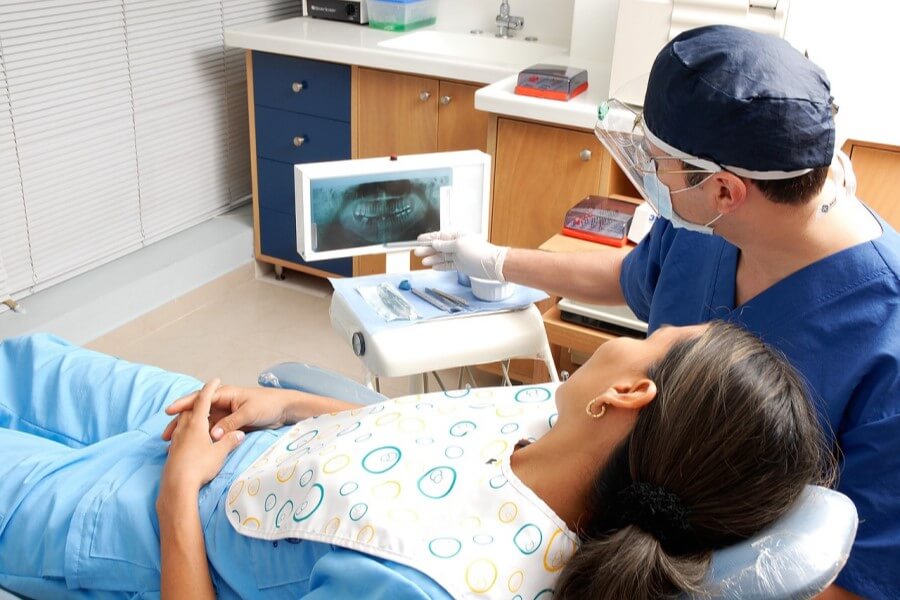 Pacjenta w trakcie planowania leczenia kanałowego u stomatologa.