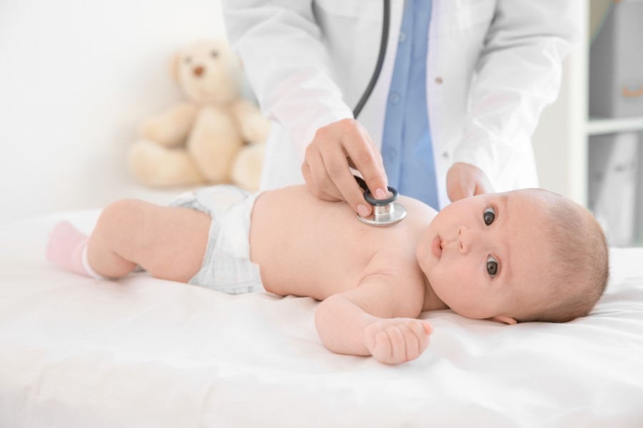 Niemowlę jest badane stetoskopem przez pediatrę.