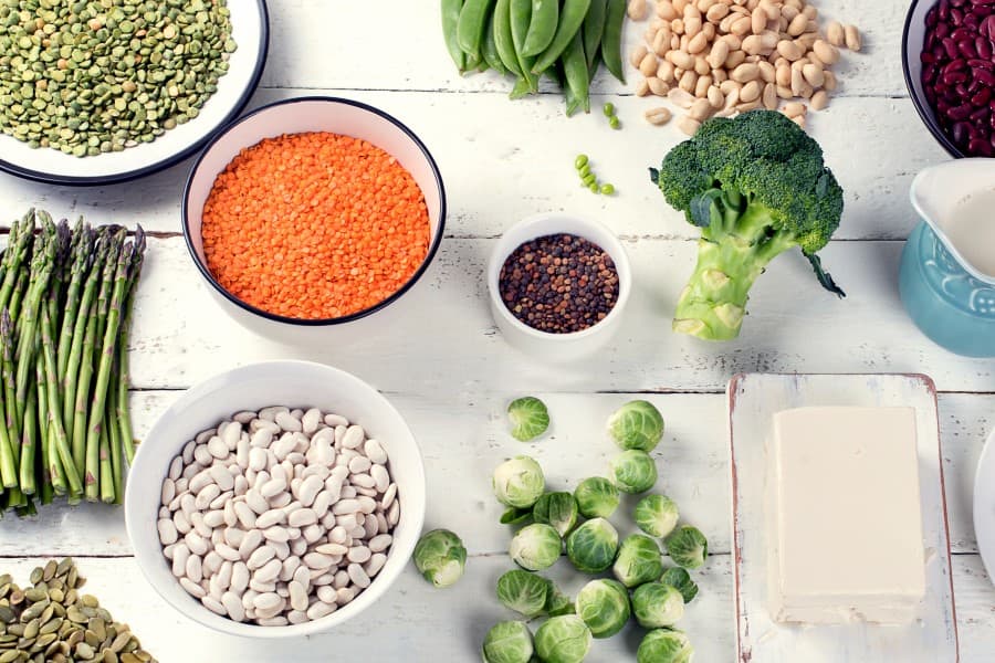 Roślinne źródła białka - strączki, świeże warzywa, tofu.